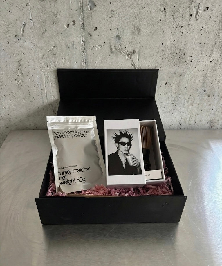 Funky Matcha Gift Set - Ceremonial matcha powder, black bamboo set